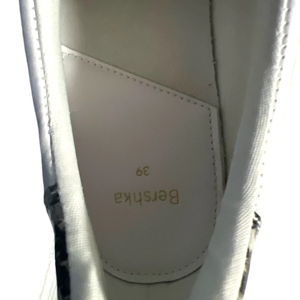 Bershka White and Brown Sneakers Sz/9 US- / 39 EU.